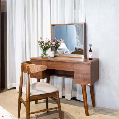 Bàn trang điểm cổ điển M3 với chạm khắc tinh xảo tại Nội thất Cần Thơ Mộc Như Mai.